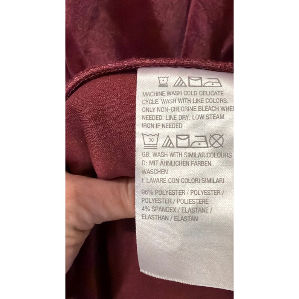 โจ ISAAC MIZRAHI Burgundy Fit & Flare Velvet Touch Dress 4 EUC Short Sleeve ๐ท - Picture 6 of 7